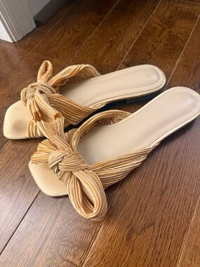 Women’s Bow Slide Sandals in Champagne